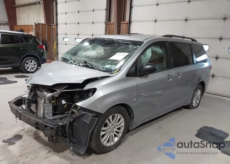 2016 Toyota Sienna Xle 8 Passenger z USA, uszkodzony, nr VIN 5TDYK3DC8GS752250